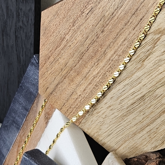 💛14k Gold Embossed Tile Chain - Picture 9 of 10